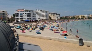 Nær stranden og hvit sand