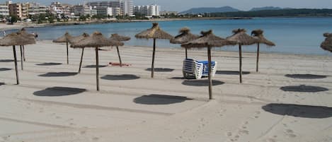 Una spiaggia nelle vicinanze, sabbia bianca