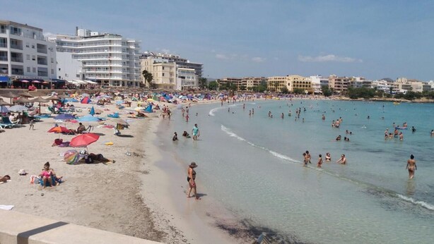 Nær stranden og hvit sand