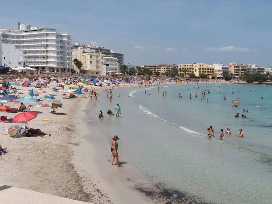 Una playa cerca, arena blanca