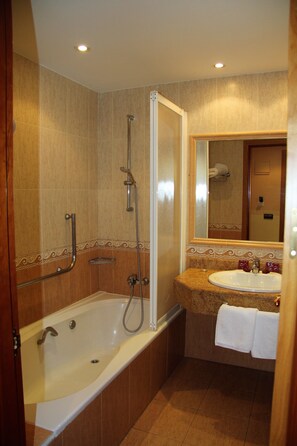 Ducha y bañera combinadas y artículos de higiene personal gratuitos