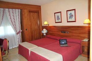 Blackout curtains, iron/ironing board, free cots/infant beds, free WiFi - Hotel La Maruxiña (Alameda de la Sagra)