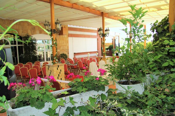 Outdoor wedding area - Hotel La Maruxiña (Alameda de la Sagra)
