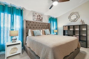 5 quartos, escrivaninha, ferros/tábuas de passar roupa, berço de viagem