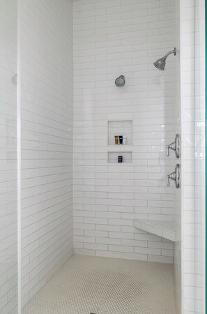 Haartrockner, Seife, Shampoo, Toilettenpapier