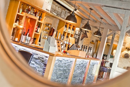 Café. Watermill Inn & Brewing Co