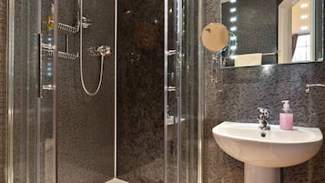 Dubbelrum (Room 2) | Badrum | Dusch, gratis toalettartiklar, hÄrtork och handdukar