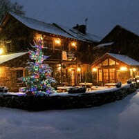 Fachada de la propiedad por la tarde o noche