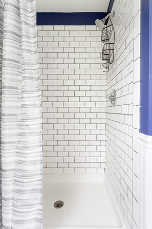 Sèche-cheveux, savon, shampoing, papier toilette