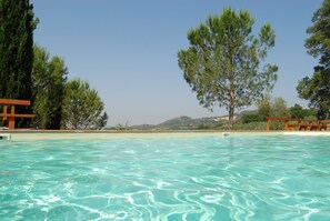 Seasonal outdoor pool, a rooftop pool, pool loungers - Pieve di Caminino Historic Farm (Roccastrada)