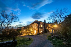 住宿正面 - 傍晚/夜晚