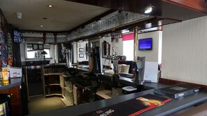 Bar (on property) - The B'hive Inn (Salford)