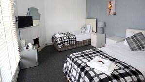 Twin Room, Shared Bathroom | 1 bedroom - The B'hive Inn (Salford)