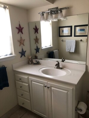 Combined shower/bathtub, towels