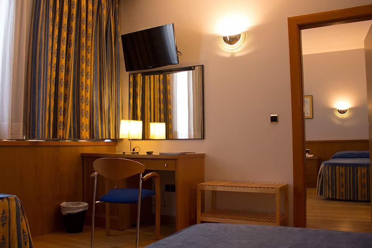 in-room safe, desk, laptop workspace, blackout curtains