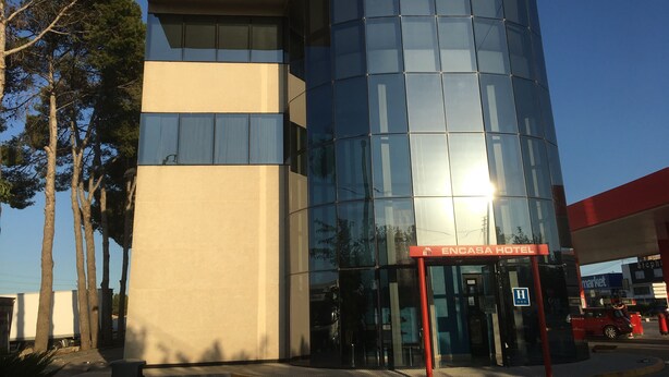 The exterior of the Encasa Hotel with a glass facade and a clear sky. - Encasa Hotel Almansa (Almansa)