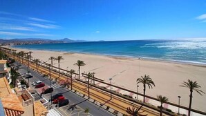 A coastal road with a beach and palm trees. - Encasa Hotel Almansa (Almansa)