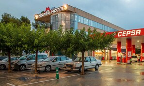 Front of property - Encasa Hotel Almansa (Almansa)