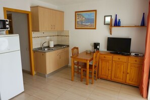 Standard-Apartment, 1 Schlafzimmer, Nichtraucher, Terrasse | Eigene Küche | Kühlschrank, Mikrowelle, Herdplatte, Wasserkocher mit Kaffee-/Teezubehör