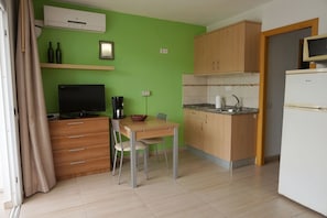 Standard Apartment, 1 Bedroom, Non Smoking, Terrace | Private kitchen | Fridge, microwave, stovetop, coffee/tea maker - Apartamentos Ecuador (San Bartolomé de Tirajana)