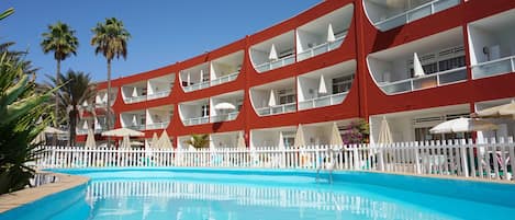 2 outdoor pools, pool umbrellas, pool loungers