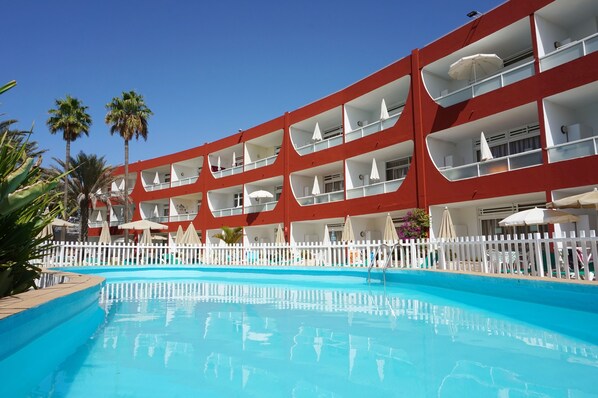 2 piscines a l'aire lliure, para-sols i gandules
