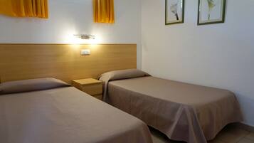 Standaard appartement, 1 slaapkamer, niet-roken, terras | 1 slaapkamer, een kluis op de kamer, een bureau