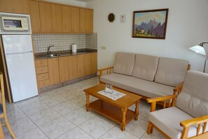 Apartament estàndard, 1 dormitori, no fumadors, terrassa | Cuina privada | Frigorífic, microones, placa de cuina i cafetera i tetera