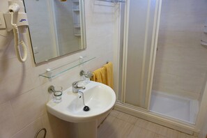 Apartament estàndard, 1 dormitori, no fumadors, terrassa | Bany | Dutxa, assecador de cabells, tovalloles i paper higiènic