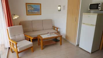 Standaard appartement, 1 slaapkamer, niet-roken, terras | Woonkamer | Een flatscreentelevisie