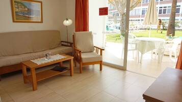 Standaard appartement, 1 slaapkamer, niet-roken, terras | Woonkamer | Een flatscreentelevisie