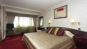 Leilighet – standard, 1 soverom | Minibar, safe på rommet, skrivebord og lydisolert