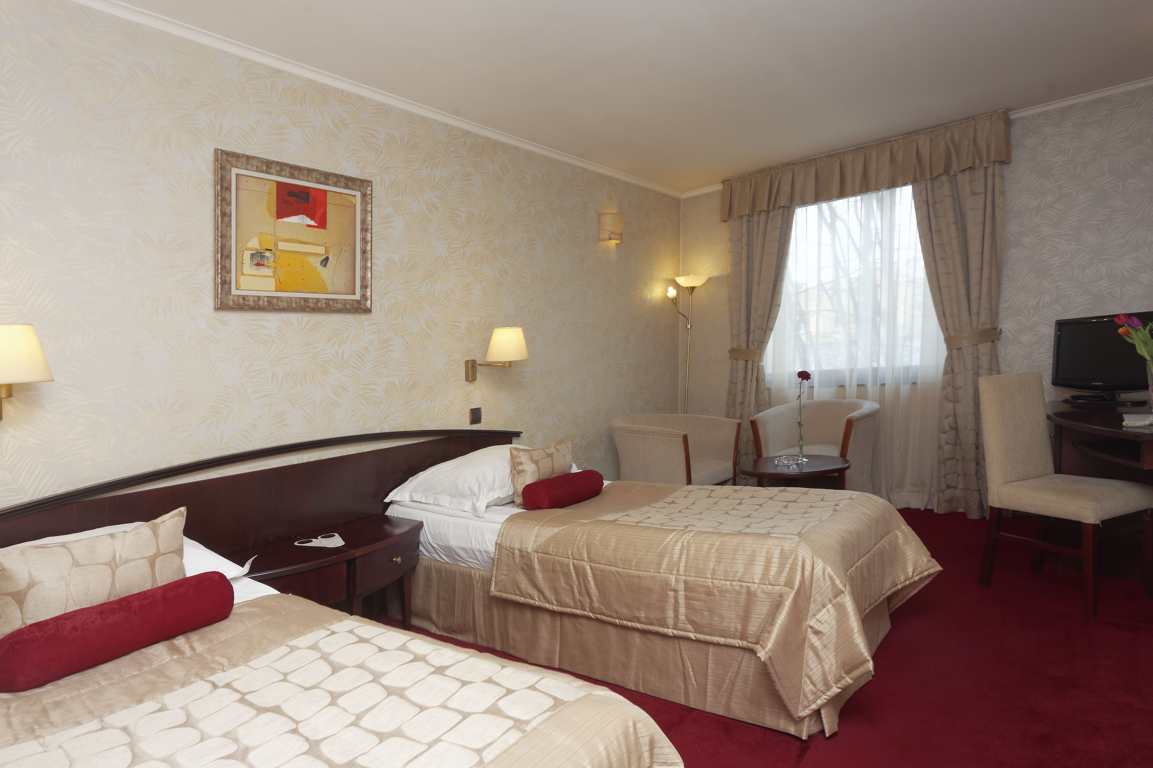 deluxe double room | minibar, in-room safe, desk, soundproofing
