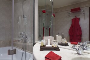 Standard Apartment, 1 Bedroom | Bathroom | Free toiletries, bathrobes, towels - Hotel Capitol (Varna)