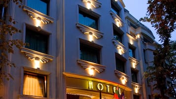 Fassade der Unterkunft – Abend/Nacht