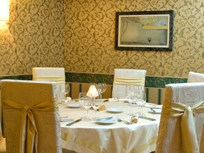 Tägliches Frühstücksbuffet (6 EUR pro Person)