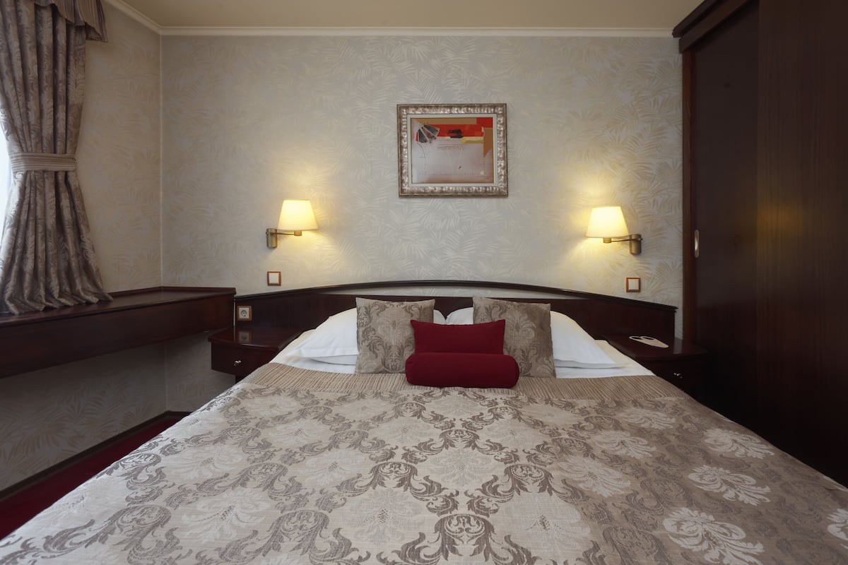 economy double room | minibar, in-room safe, desk, soundproofing