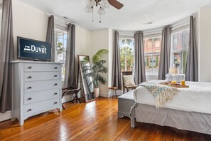 3 bedrooms, desk, iron/ironing board, internet
