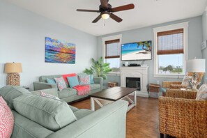 Smart TV, DVD player - Shore Nuff- Book 5+ nights & get 15% discount- Beach Front  3BD/2BA. Sleeps 9 (Galveston)