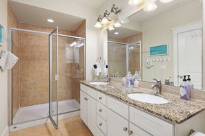Combined shower/bathtub, hair dryer, towels - Shore Nuff- Book 5+ nights & get 15% discount- Beach Front  3BD/2BA. Sleeps 9 (Galveston)