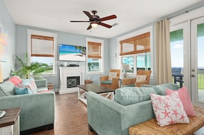 Smart TV, DVD player - Shore Nuff- Book 5+ nights & get 15% discount- Beach Front  3BD/2BA. Sleeps 9 (Galveston)