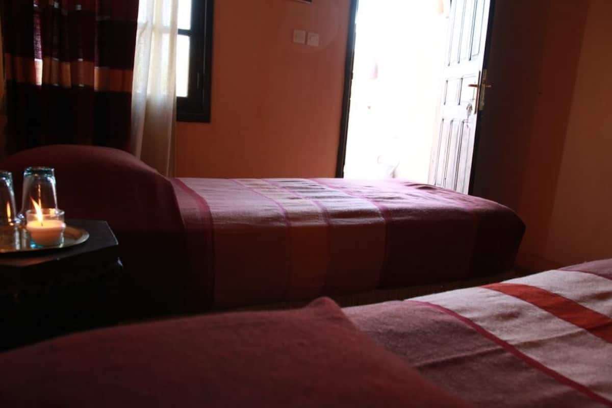Escritorio, cortinas blackout, cunas y wifi gratis