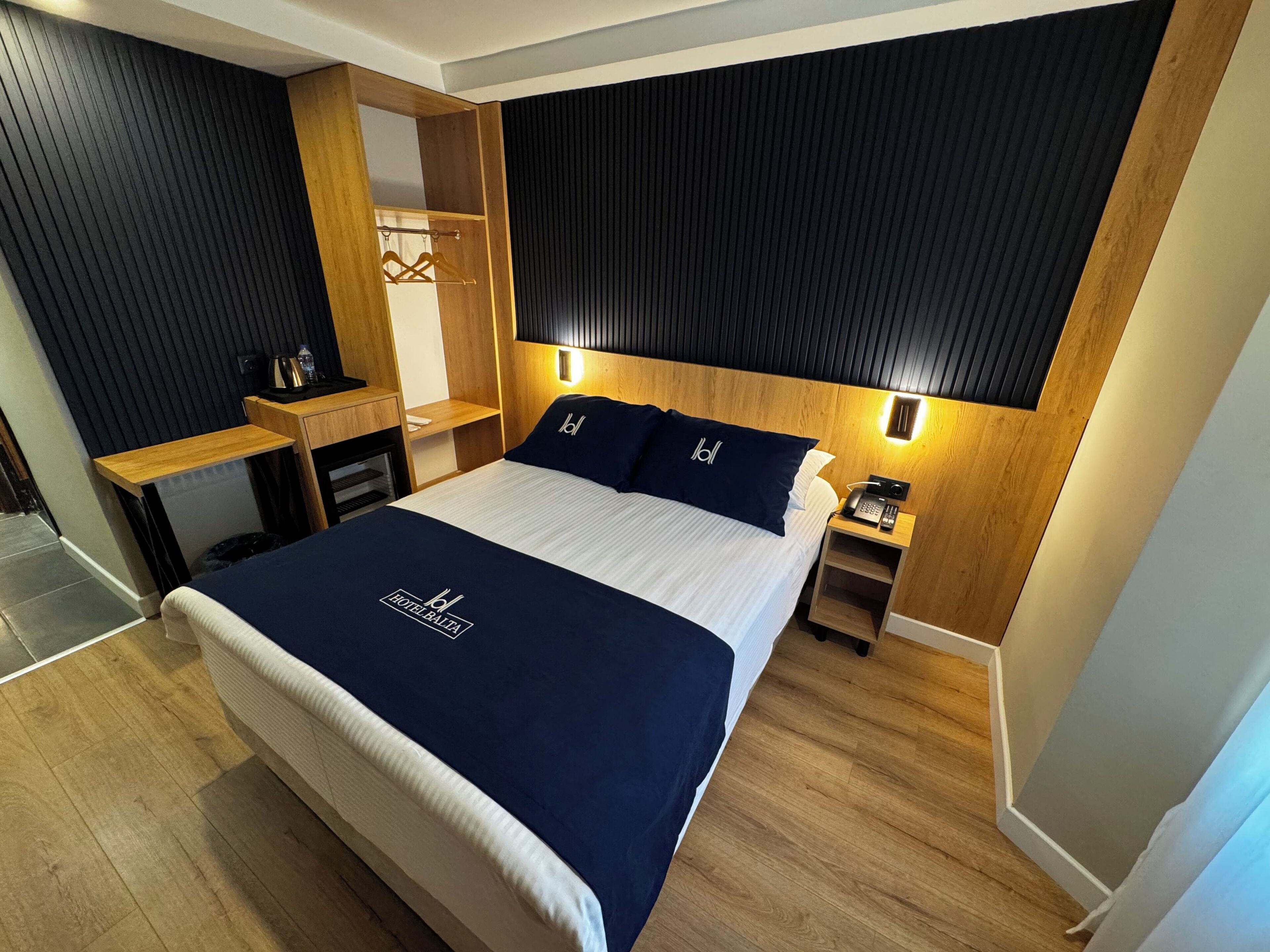 خزنة داخل الغرفة ومكتب وتجهيزات عازلة للصوت وأسرّة أطفال/رضّع (مجانًا)