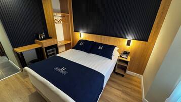 خزنة داخل الغرفة ومكتب وتجهيزات عازلة للصوت وأسرّة أطفال/رضّع (مجانًا)