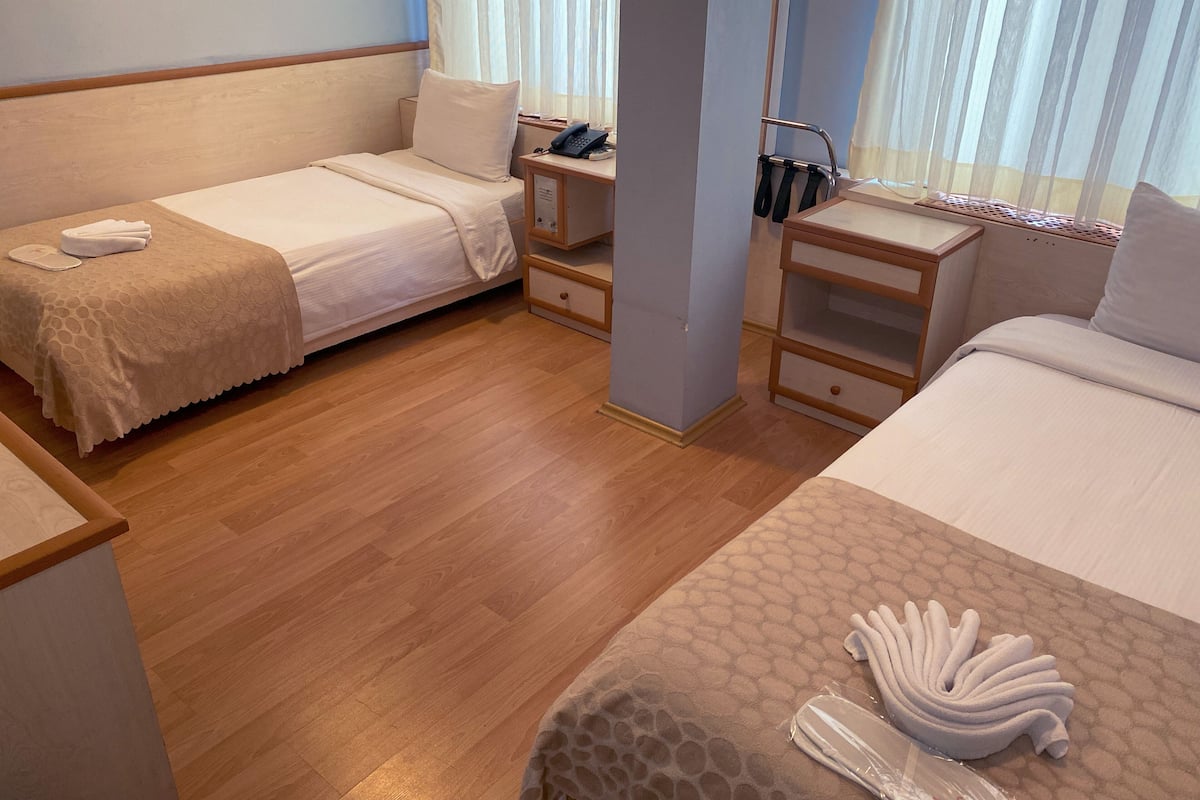 Habitación triple económica | Caja fuerte, escritorio, sistema de insonorización y cunas gratuitas