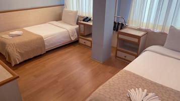 Chambre Triple Économique | Coffres-forts dans les chambres, bureau, chambres insonorisées
