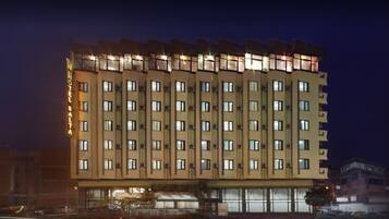 Overnatningsstedets facade – aften/nat