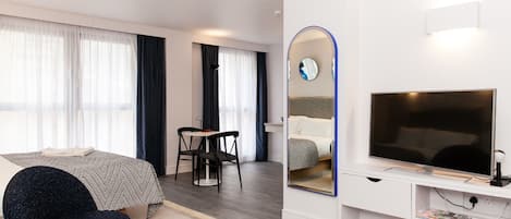 Estudio, 1 cama matrimonial | Sábanas de algodón egipcio y escritorio