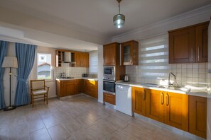 Luxury Villa, 4 Bedrooms | Private kitchen | Full-size fridge, microwave, oven, stovetop