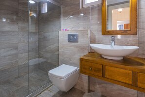 Luxury Villa, 4 Bedrooms | Bathroom | Separate tub and shower, jetted tub, hair dryer, towels